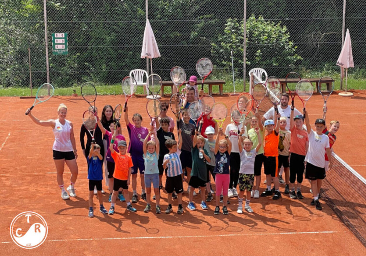 Zwanzig Ferienspiele-Kinder beim TCR